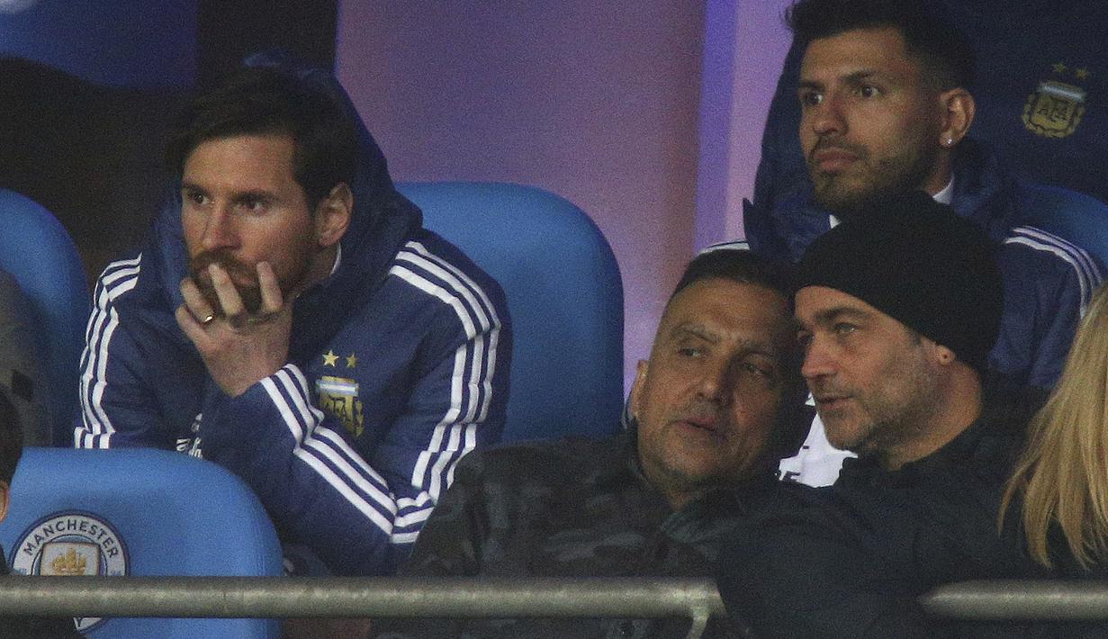 Lionel Messi serius saat menonton Argentina melawan Italia pada laga uji coba di Etihad Stadium, Manchester, Inggris, (23/3/2018). Argentina menang 2-0. (AP/Dave Thompson)