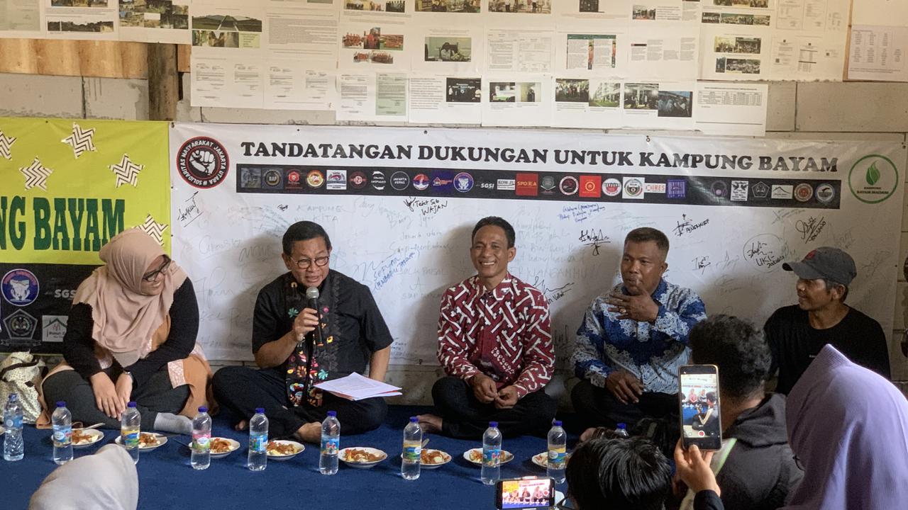 Calon Gubernur Jakarta nomor urut 3, Pramono Anung saat mendatangi Hunian Sementara (Huntara) warga Kampung Bayam di kawasan Jakarta Utara.