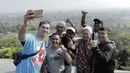 Legenda olahraga Indonesia foto bersama di Yogyakarta, Rabu (18/7/2018). Mereka kembali dipertemukan dalam rangkaian acara kirab obor Asian Games 2018. (Bola.com/M Iqbal Ichsan)