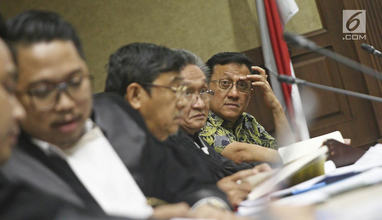 Terpidana kasus suap kuota pembelian gula impor di Perum Bulog untuk terpidana Irman Gusman saat menjalani sidang peninjauan kembali (PK) di Pengadilan Tipikor, Jakarta, Rabu (31/10). Liputan6.com/Herman Zakharia)