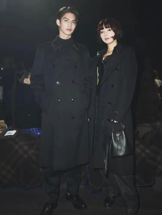 Melengkapi tampilan monokromatiknya, Bright juga mengenakan sepatu boots. @gmmtv.