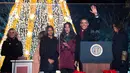 Presiden AS Barack Obama (kedua kanan) melambaikan tangan ke ribuan warga saat akan menyalakan Pohon Natal Nasional di Taman Ellipse, dekat Gedung Putih, Washington, Kamis (3/12). Acara tersebut menandai dimulainya musim Natal. (AFP PHOTO/JIM WATSON)