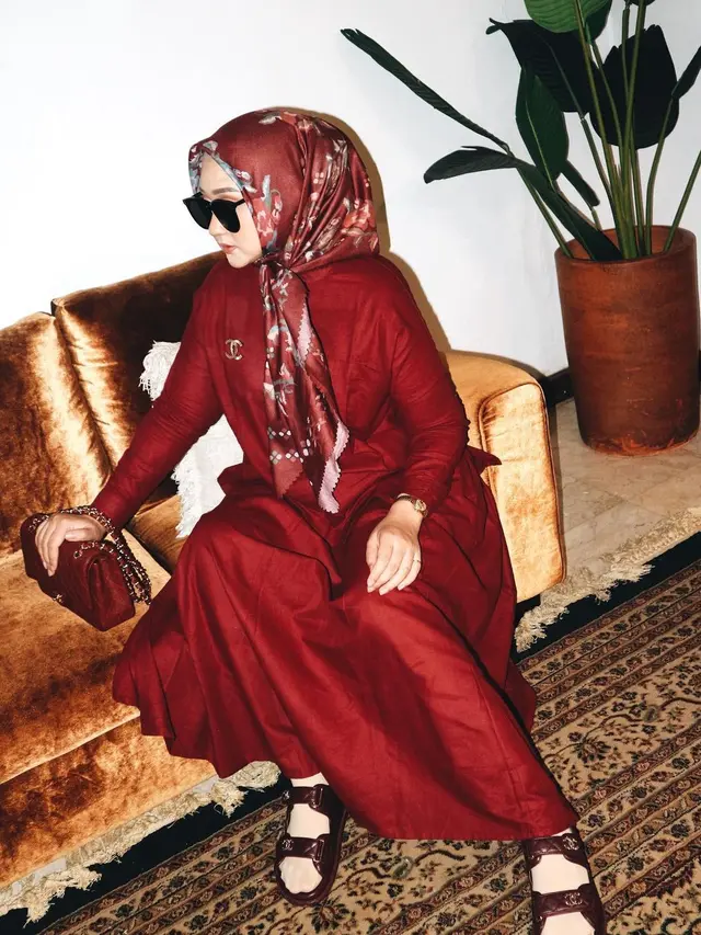 Gaya Pemotretan Dian Pelangi Dalam Balutan Busana Bernuansa Merah, Curi Perhatian. (Sumber: Instagram/dianpelangi)