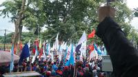 Ribuan buruh dari sejumlah organisasi mengelar aksi unjuk rasa di depan Gedung Sate, Kota Bandung, jelang keputusan Gubernur Jawa Barat terkait penetapan upah minimum kabupaten/kota (UMK) 2022. (Foto: Liputan6.com/Huyogo Simbolon)