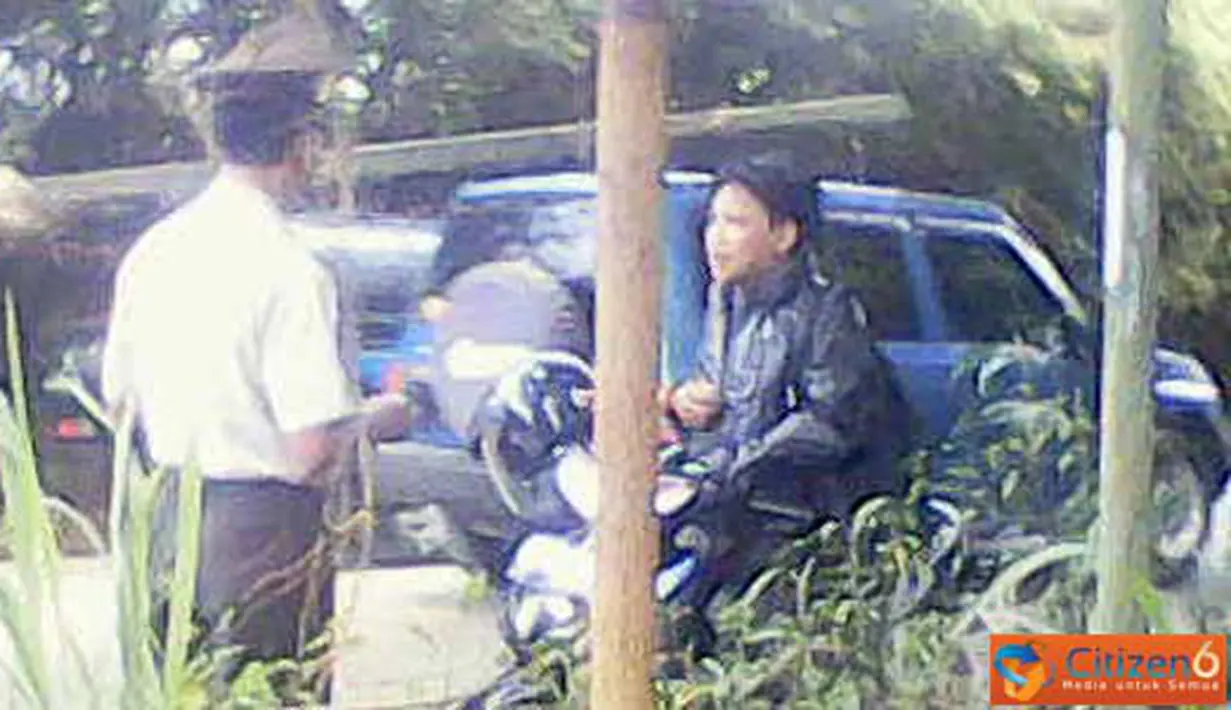 Citizen6, Depok: Salah satu polisi yang berinisial H melakukan negoisasi dengan pengendara motor untuk meminta uang damai, dengan alasan surat kendaraan tidak lengkap.(Pengirim: Abdul Rohim)