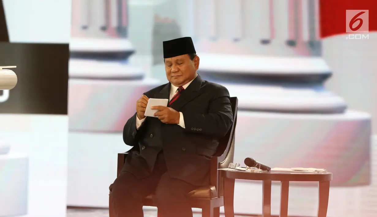 Capres nomor urut 02 Prabowo Subianto menulis catatan saat tanya jawab dalam debat keempat Pilpres 2019 di Hotel Shangri-La, Jakarta, Sabtu (30/3). Debat kali ini mengangkat tema tentang ideologi, pemerintahan, pertahanan dan keamanan, serta hubungan internasional. (Liputan6.com/JohanTallo)