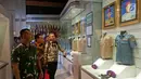 Mayor Jenderal TNI (Mar) Suhartono bersama Direktur Utama Indosiar Imam Sudjarwo saat melihat museum marinir di Markas Komando Korps Marinir, Jakarta, Kamis (26/9/2019). Silaturahmi ini untuk memelihara dan kembali membangun kerjasama antara Emtek dan Korps Marinir. (Liputan6.com/Herman Zakharia)