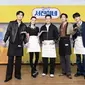 Park Seo Joon, Jung Yu Min, Lee Seo Jin, Choi Woo Shik, V BTS, dalam konferensi pers Jinny's Kitchen. (Foto: Prime Video)