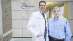 Petugas pemadam kebakaran Patrick Hardison (kanan) dan seorang ahli bedah plastik  Dr Eduardo Rodriguez D di Langone Medical Center NYU, New York, Amerika Serikat, (16/11/2015). Hardison mengalami luka diwajahnya saat melakukan penyelamatan. (REUTERS)