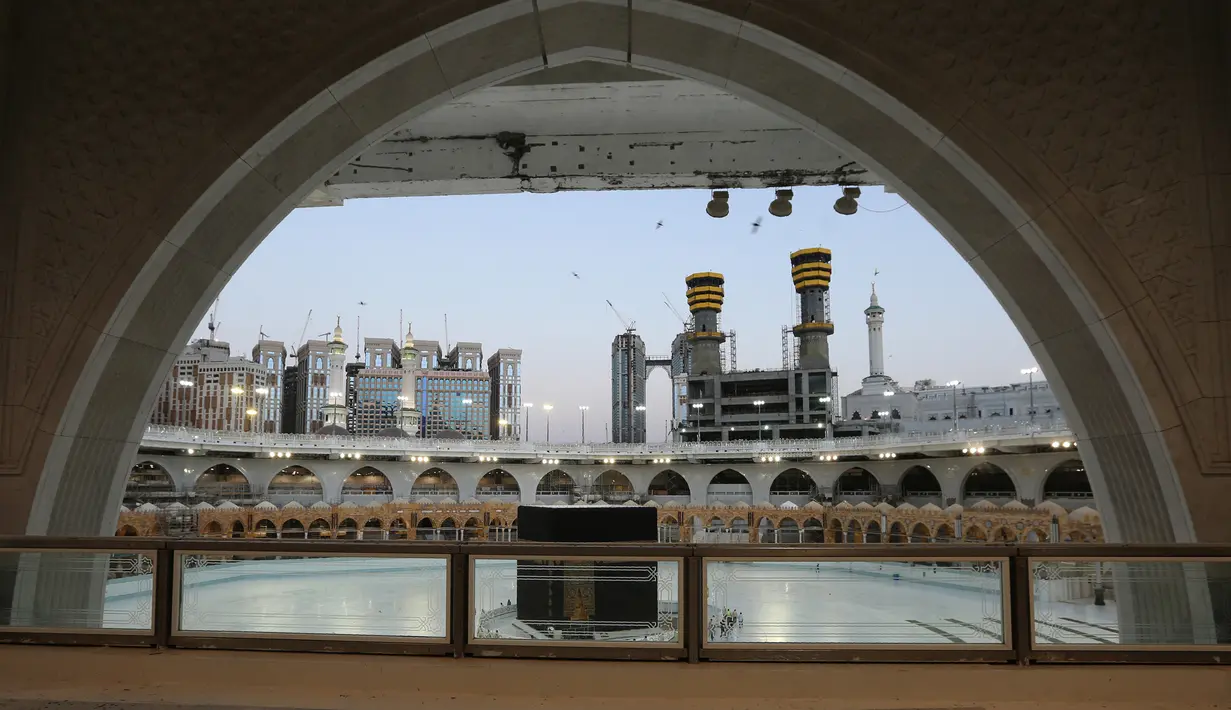 Suasana Kakbah di Masjidil Haram, Makkah, Arab Saudi (23/6/2020). Pemerintah Arab Saudi mengumumkan, akan mengadakan ibadah haji 'sangat terbatas' sebagai antisipasi penyebaran virus corona Covid-19. (AFP Photo/STR)