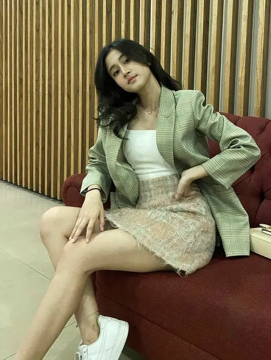 <p>Memulai karirnya sebagai model, Keisya pun selalu tampil stylish dengan onner putih dipadukan blazer motif geometris. Short skirt bermotif pun membuat kaki jenjang terlihat. @keisyalevronka</p>