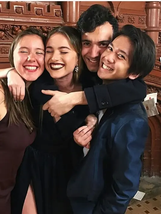 Rona kebahagiaan terpancar jelas di wajah Iqbaal Ramadhan dan kawan-kawannya. (Foto: instagram.com/coffee.baale)