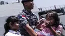 Kegembiraan tampak terpancar dari raut wajah anggota Marinir dengan anak-anaknya. Para Marinir ini baru saja pulang dari latihan gabungan di Hawai, As, Selasa (2/9/2014) (Liputan6.com/Faizal Fanani)