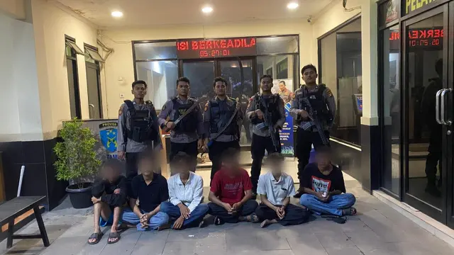 Tim patroli perintis Presisi Polres Metro Jakarta Barat menangkap 6 remaja yang diduga hendak melakukan aksi tawuran di Jalan Daan Mogot Cengkareng, Jakarta Barat, Senin (1/1/2023).