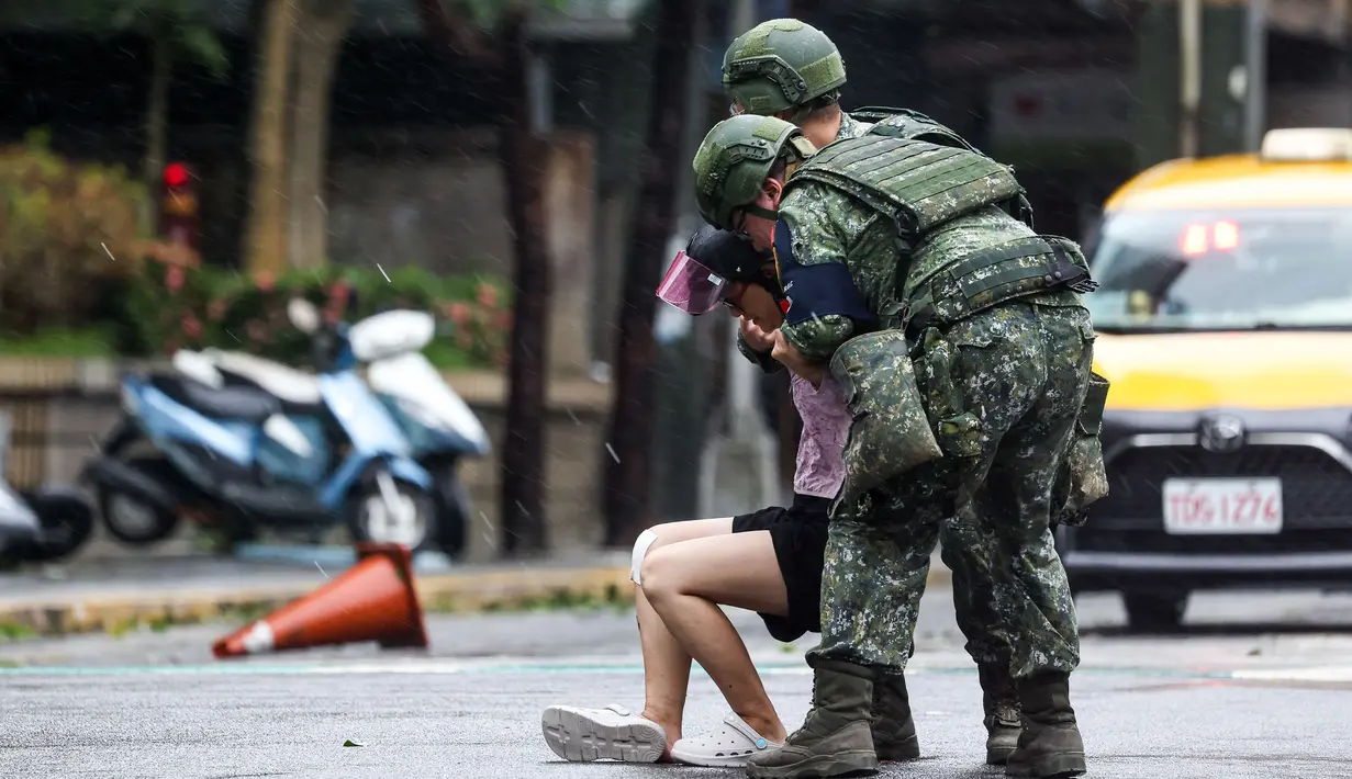 Dilaporkan, tiga orang tewas, sejumlah jalan tergenang banjir, dan menimbulkan kemacetan lalu lintas. (I-Hwa CHENG/AFP)