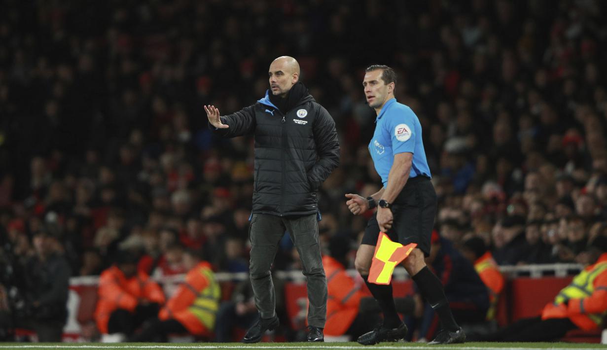 Pelatih Manchester City, Pep Guardiola memberikan instruksi kepada para pemainnya saat bertanding melawan Arsenal pada lanjutan Liga Inggris di di Stadion Emirates, London (15/12/2019). City menang telak atas Arsenal 3-0. (AP Photo/Ian Walton)