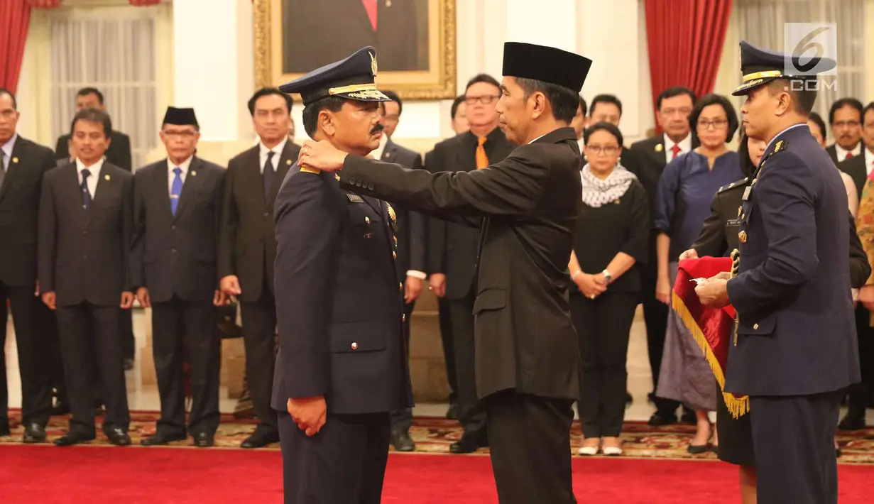 Presiden Joko Widodo menyematkan tanda kepangkatan sebagai Panglima TNI kepada Marsekal Hadi Tjahjanto di Istana Negara, Jakarta, Jumat (8/12). Hadi Tjahjanto mengantikan Gatot Nurmantyo. (Liputan6.com/Angga Yuniar)