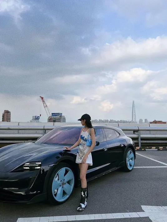 Menurut Jennie, dia mengambil inspirasi untuk desain kendaraan dari citra awan murni di dalam warna hitam pekat. [Instagram/jennierubyjane]