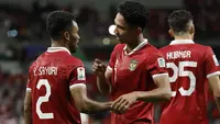 Selebrasi gelandang Timnas Indonesia, Marselino Ferdinan (tengah) bersama Yakob Sayuri setelah mencetak gol penyeimbang 1-1 ke gawang Timnas Irak pada laga pertama Grup D Piala Asia 2023 Qatar di Ahmad bin Ali Stadium, Al-Rayyan, Doha, Senin (15/1/2024). (AFP/Karim Jaafar)