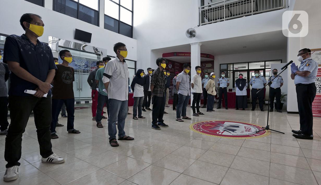 Narapidana diberikan arahan sebelum mendapat pembebasan bersyarat melalui program asimilasi dan integrasi terkait pandemi virus corona COVID-19 di Rutan Kelas I Depok, Jawa Barat, Selasa (7/4/2020). Sekitar 290 narapidana mendapatkan pembebasan bersyarat. (Liputan6.com/Johan Tallo)