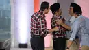 Cawagub DKI Jakarta no 2, Djarot bersalaman dengan Cagub no 3, Anies Baswedan usai debat terakhir Pilgub DKI Jakarta 2017 di Hotel Bidakara, Jakarta, Rabu (12/4). (Liputan6.com/Faizal Fanani)