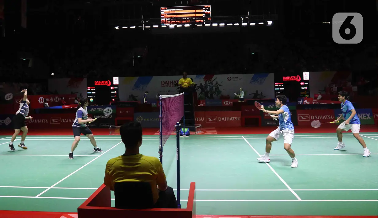 Ganda putri bulu tangkis Indonesia Apriyani Rahayu/Siti Fadia Silva Ramadhanti saat bertanding melawan pebulu tangkis China Taipei Chang Ching Hui/Yang Ching Tun pada babak pertama atau 32 besar Indonesia Masters 2023 di Istora Senayan, Jakarta, Rabu (25/1/2023).  Apri/Fadia berjaya atas wakil China Taipei dengan dua game langsung, 21-14, 21-9. (Liputan6.com/Herman Zakharia)