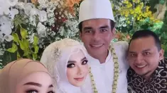 Keduanya melangsungkan pernikahan pada Minggu (27/11) kemarin. Momen pernikahan ini seketika mencuri perhatian berkat potret penampilan istri baru Teddy Syah. Diketahui Anne merupakan pengusaha di bidang fashion hingga kuliner. (Liputan6.com/IG/@nitanitnot02).