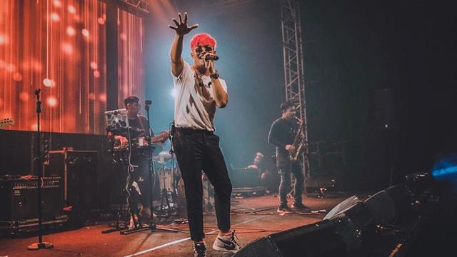 FOTO: Pesona Rizky Febian Saat di Atas Panggung, Berkarisma