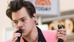 Penampilan Harry Styles saat menghibur penonton di acara NBC "Today" di Rockefeller Plaza, New York (9/5). Mantan kekasih Taylor Swift ini menyuguhkan dua lagu terbarunya, Ever Since New York dan Carolina. (Charles Sykes/Invision/AP)