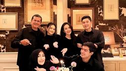 Ruangan tempat perayaan berlangsung dipenuhi dengan sentuhan klasik yang menambah kesan eksklusif. Dinding bermotif dan hiasan bernuansa vintage semakin memperindah atmosfer perayaan. Kue ulang tahun bertingkat dengan hiasan bunga dan buah berwarna pastel menjadi pusat perhatian di meja utama. (Liputan6.com/IG/@linda_darmawan03)