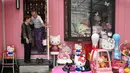 Masao Gunji berdiri di pintu rumahnya yang berisi ribuan koleksi Hello Kitty di Yotsukaido, Chiba, Jepang (28/6). Masao mendapatkan rekor dari Guinness World Records karena koleksi Hello Kitty-nya yang sebanyak 5.169 barang.(AFP Photo/AFPBB/Yoko Akiyoshi)