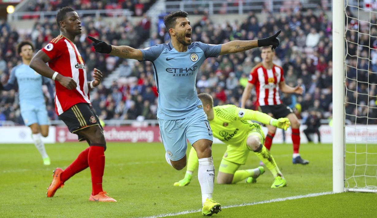 Sergio Aguero membuka keunggulan bagi Manchester City menit ke 42' setelah tembakannya merobek jala Sunderland pada lanjutan Premier League di Stadium of Light, Sunderland, (5/3/2017). Manchester City menang 2-0.  (Owen Humphreys/PA via AP)