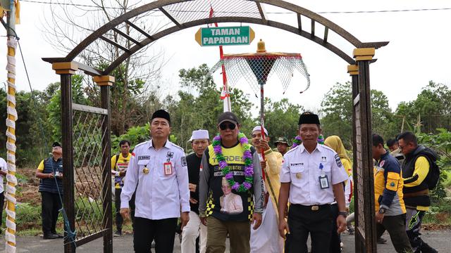 Turdes Hari Ketiga, Gubernur Kalsel Panen Sayuran Segar Bersama Warga Desa Gunung Besar