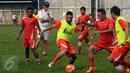 Pelatih Persija, Paulo Camargo (ketiga kiri) memimpin langsung latihan di NYTC Sawangan, Depok (24/2/2016). Latihan ini persiapan Persija mengarungi turnamen Piala Bhayangkara dan Indonesia Super Competition (ISC) 2016. (Liputan6.com/Helmi Fithriansyah)