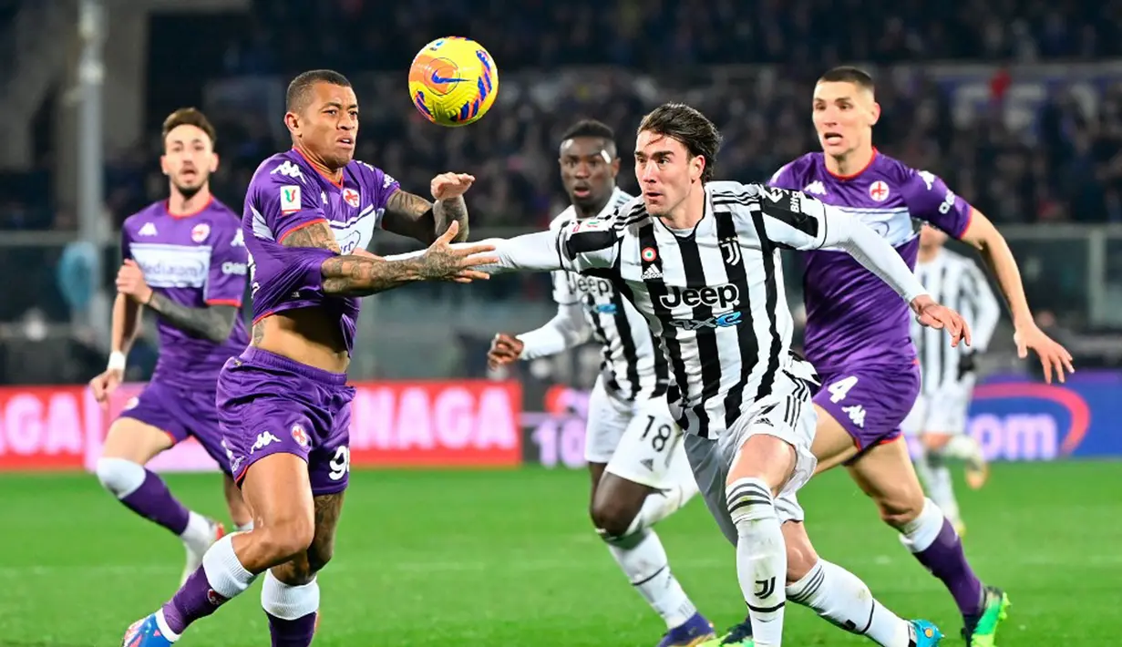 Pemain Juventus Dusan Vlahovic (kanan) berebut bola dengan pemain Fiorentina Igor Julio pada pertandingan sepak bola leg pertama semifinal Coppa Italia di Stadion Artemio-Franchi, Florence, Italia, 2 Maret 2022. Juventus menang 1-0. (Alberto PIZZOLI/AFP)