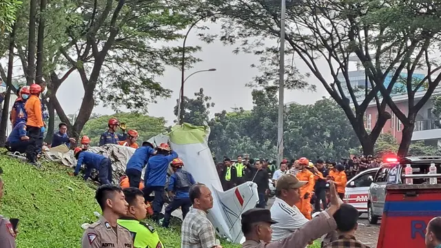 Penampakan pesawat jatuh di Lapangan Sunburst, Kecamatan Serpong, Kota Tangsel, Minggu (19/5/2024).
