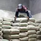 Pekerja merapikan tumpukan semen di toko bangunan Cahaya Makmur, Depok, Jawa Barat, Kamis (15/9/2022). Harga bahan bangunan mengalami kenaikan terkait kenaikan harga bahan bakar minyak (BBM) bersubsidi. (Liputan6.com/Herman Zakharia)