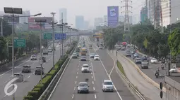 Sejumlah kendaraan melintas di Jalan Tol Dalam Kota, Jakarta, Jumat (4/11) Aksi serempak mengecam penistaan agama yang disangkakan kepada Ahok ini membuat jalan di beberapa ruas mejadi lengang. (Liputan6.com/Helmi Afandi)