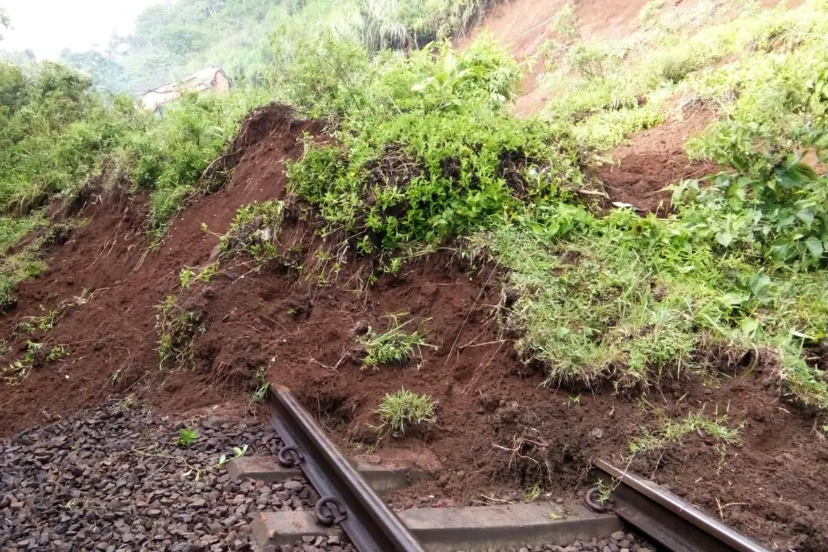 Longsor di jalur selatan