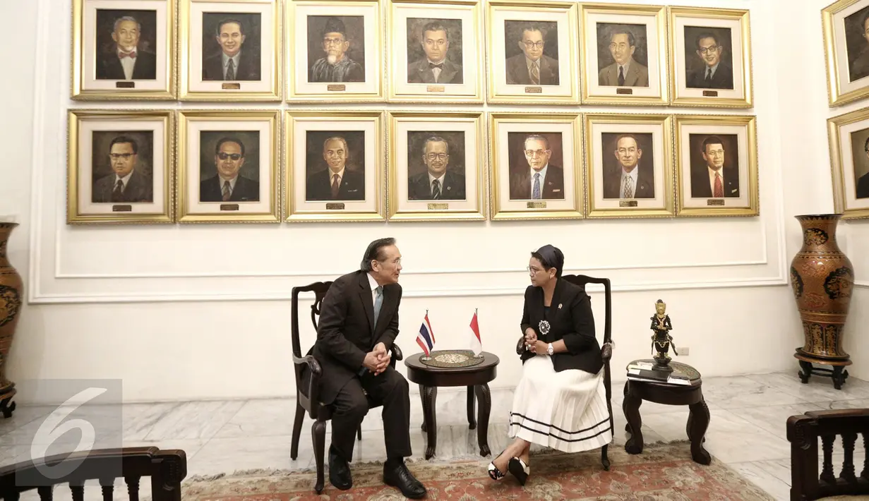 Menlu Retno Marsudi (kanan) melakukan pertemuan dengan Menlu Thailand Don Pramudwinai di Gedung Pancasila, Kemenlu, Jakarta, Kamis (11/2). Kedua menteri melakukan pertemuan bilateral untuk meningkatkan kerjasama kedua negara. (Liputan6.com/Faizal Fanani)