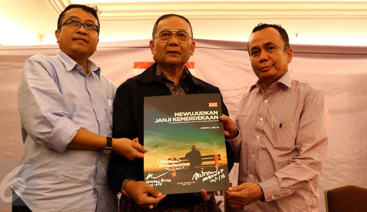 Pengurus NSC memperlihatkan buku berjudul 'Mewujudkan Janji Kemerdekaan', Jakarta, Selasa (12/1/2016). NSC berfokus untuk menjawab persoalan kebijakan nasional dan isu-isu bangsa. (Liputan6.com/Yoppy Renato)