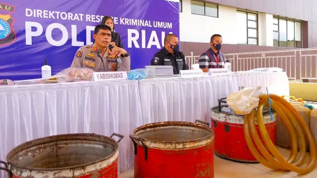 Konferensi pers penyelewengan BBM bersubsidi jenis solar di Polda Riau.
