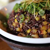 Nasi dari beras merah. (dok. unsplash.com/Asnida Riani)