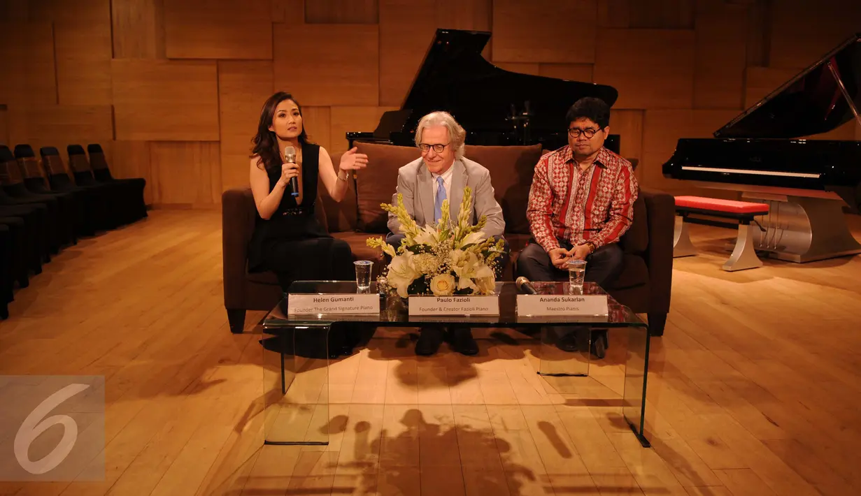 Helen Gumanti (kiri), Pembuat piano Paolo Fazioli (tengah) dan pianis Ananda Sukarlan saat talkshow di The Grand Signature Piano, Jakarta, Rabu (12/4). (Liputan6.com/Gempur M. Surya)