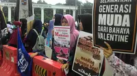 Mahasiswa dari Lembaga Dakwah Kampus Kota Bogor berunjuk rasa menolak perayaan Hari Valentine di kawasan Tugu Kujang, Rabu (13/2/2019). (Liputan6.com/Achmad Sudarno)