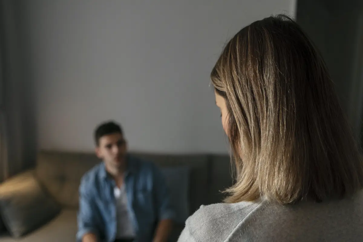 Silent treatment kerap menjadi mekanisme pertahanan ketika seseorang merasa frustrasi atau kecewa.