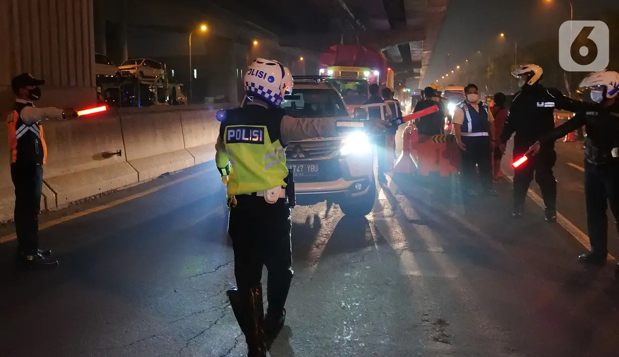 Petugas gabungan memeriksa dokumen pengendara di Pintu Tol keluar Cikarang Barat, kabupaten Bekasi, Jawa Barat, Kamis (6/5/2021) dini hari. Pemeriksaan sebagai upaya mengantisipasi risiko peningkatan kasus penularan COVID-19 jelang Hari Raya Idul Fitri 1442 H. (Liputan6.com/Herman Zakharia)