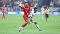 Pemain Persija Jakarta,&nbsp;Eksel Runtukahu (kiri) berduel dengan pemain Persita Tangerang, Mario Jardel&nbsp;pada pertandingan pekan perdana BRI Super League 2025/2026 di Jakarta International Stadium, Minggu (10/8/2025). (Bola.com/M. Iqbal Ichsan)