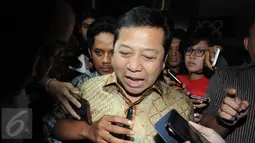 Mantan Ketua DPR RI, Setya Novanto menjawab pertanyaan wartawan usai menjalani pemeriksaan di Kejaksaan Agung, Rabu (10/2/2016). Kedatangan Novanto dalam rangka memberi keterangannya sebagai saksi dalam perkara kasus Freeport. (Liputan6.com/Helmi Afandi)