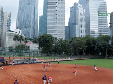 Suasana pertandingan antara Singapura melawan Taiwan pada laga Asian Softball Championship di Senayan, Jakarta,Selasa (24/4/2018). Singapura menang 12-4. (Bola.com/Nick Hanoatubun)